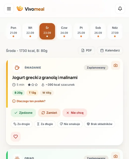 Ekran planera Vivomeal: zakładki dni od poniedziałku do niedzieli, suma kalorii wybranego dnia i karta pierwszego posiłku z przepisem.