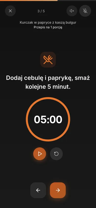 Tryb gotowania: ciemny ekran, krok 3 z 5 - dodaj cebulę i paprykę, smaż kolejne 5 minut - minutnik 5:00 i przyciski wstecz i dalej.